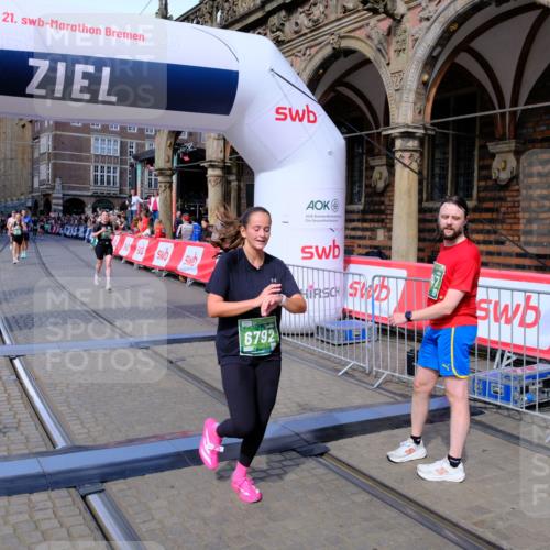 13.09.2026 - 21. swb-Marathon Bremen Tim E. http://msf.ph/oto/10385270 13.09.2026 13:23:10 Ziel 913, 1963, 2040, 2806, 3098, 3145, 3560, 6707, 6737, 6792, 7909, 8377, 8551, 8646, 8671, 8672, 8819, 8820, 9510 meine-sportfotos.de