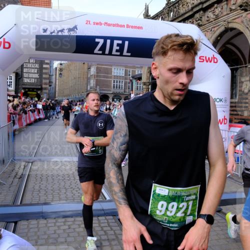 13.09.2026 - 21. swb-Marathon Bremen Tim E. http://msf.ph/oto/10385531 13.09.2026 13:23:27 Ziel 1809, 1900, 1935, 2306, 2367, 2427, 2827, 2899, 2914, 2961, 3098, 3233, 3374, 3729, 3920, 5114, 7909, 8045, 8231, 8304, 8671, 8672, 8732, 8787, 8819, 8820, 9827, 9921, 10127 meine-sportfotos.de