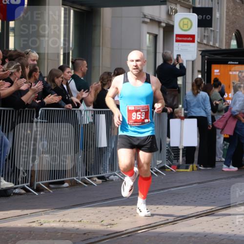 13.09.2026 - 21. swb-Marathon Bremen Strokosch-Dieckow http://msf.ph/oto/10385590 13.09.2026 12:52:29 Ziel 417, 553, 2100, 7244, 8077, 8729, 9522, 525, 959, 1357, 1507, 7768 meine-sportfotos.de