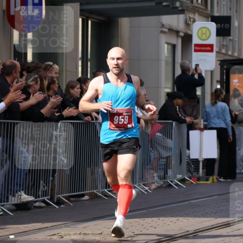 13.09.2026 - 21. swb-Marathon Bremen Strokosch-Dieckow http://msf.ph/oto/10385601 13.09.2026 12:52:30 Ziel 417, 553, 2100, 7244, 8077, 8729, 9522, 525, 959, 1357, 1507, 7768 meine-sportfotos.de