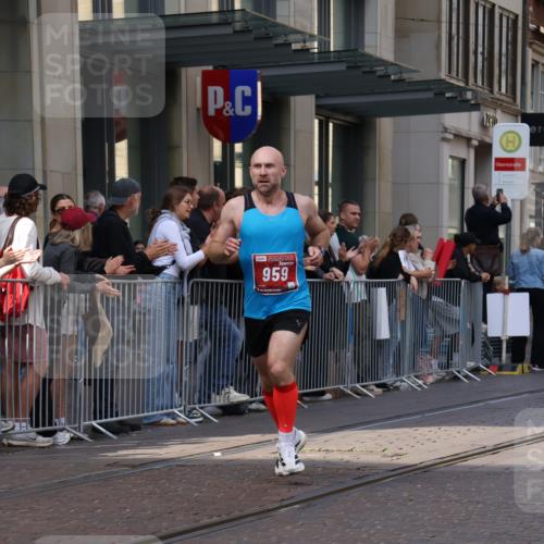 13.09.2026 - 21. swb-Marathon Bremen Strokosch-Dieckow http://msf.ph/oto/10385614 13.09.2026 12:52:30 Ziel 417, 553, 2100, 7244, 8077, 8729, 9522, 525, 959, 1357, 1507, 7768 meine-sportfotos.de