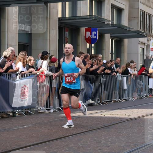 13.09.2026 - 21. swb-Marathon Bremen Strokosch-Dieckow http://msf.ph/oto/10385639 13.09.2026 12:52:31 Ziel 417, 553, 2100, 7244, 8077, 8729, 9522, 525, 959, 1357, 1507, 7768 meine-sportfotos.de
