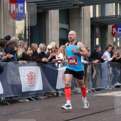 13.09.2026 - 21. swb-Marathon Bremen Strokosch-Dieckow http://msf.ph/oto/10385663 13.09.2026 12:52:32 Ziel 417, 553, 2100, 7244, 8077, 8729, 9522, 525, 959, 1357, 1507, 7768 meine-sportfotos.de