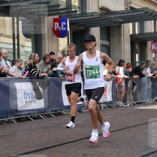 13.09.2026 - 21. swb-Marathon Bremen Strokosch-Dieckow http://msf.ph/oto/10385775 13.09.2026 12:52:35 Ziel 417, 553, 2100, 7244, 8077, 8729, 9522, 525, 959, 1357, 1507, 7768 meine-sportfotos.de