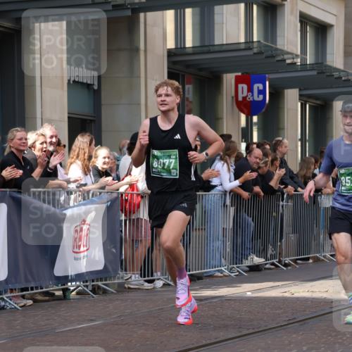 13.09.2026 - 21. swb-Marathon Bremen Strokosch-Dieckow http://msf.ph/oto/10385888 13.09.2026 12:52:47 Ziel 417, 2585, 2670, 7650, 8077, 8081, 9522, 525, 553, 2100, 7244, 7768, 8729 meine-sportfotos.de