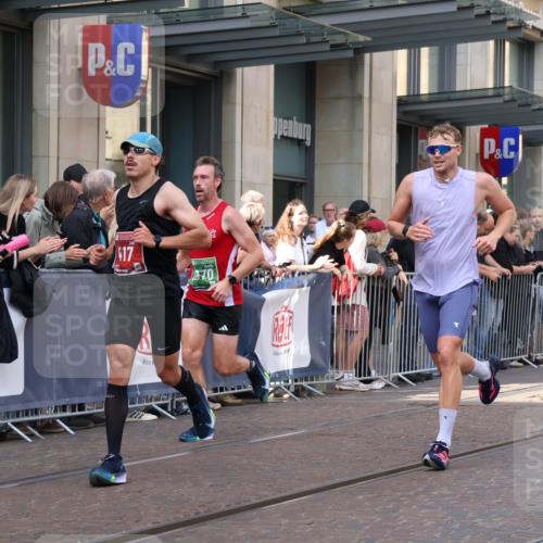 13.09.2026 - 21. swb-Marathon Bremen Strokosch-Dieckow http://msf.ph/oto/10386124 13.09.2026 12:53:04 Ziel 2352, 2585, 2670, 3080, 3606, 7650, 8081, 417, 553, 2100, 7244, 8077, 8729, 9522 meine-sportfotos.de