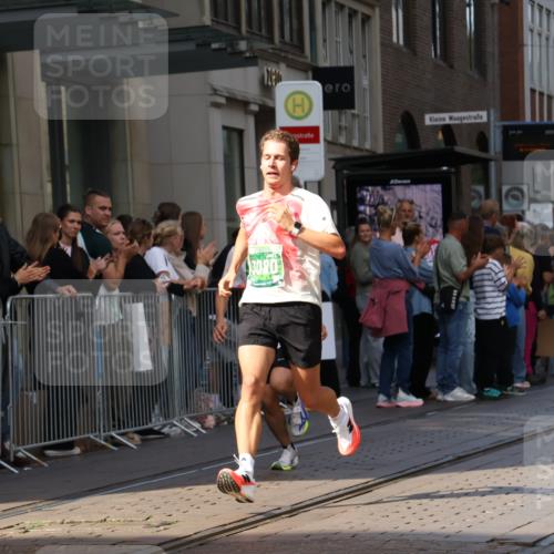 13.09.2026 - 21. swb-Marathon Bremen Strokosch-Dieckow http://msf.ph/oto/10386179 13.09.2026 12:53:16 Ziel 272, 1089, 1168, 1606, 2352, 3080, 3606, 2585, 2670, 7650, 8077, 8081, 9522 meine-sportfotos.de