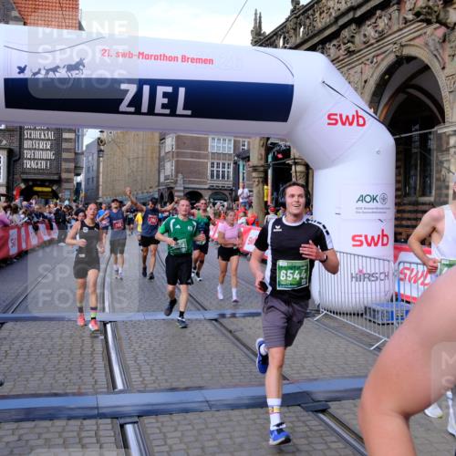 13.09.2026 - 21. swb-Marathon Bremen Tim E. http://msf.ph/oto/10386220 13.09.2026 13:25:19 Ziel 972, 1080, 1166, 1264, 1436, 1448, 2322, 2761, 3015, 3105, 4091, 4113, 4507, 4918, 4973, 6079, 6360, 6544, 6943, 7409, 7854, 8245, 8853, 9073, 9152, 9360, 9493, 13088 meine-sportfotos.de