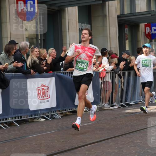 13.09.2026 - 21. swb-Marathon Bremen Strokosch-Dieckow http://msf.ph/oto/10386231 13.09.2026 12:53:18 Ziel 272, 1089, 1168, 1606, 2352, 3080, 3606, 2585, 2670, 7650, 8077, 8081, 9522 meine-sportfotos.de