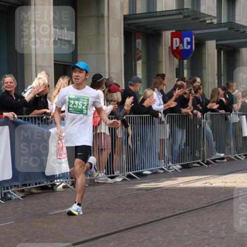 13.09.2026 - 21. swb-Marathon Bremen Strokosch-Dieckow http://msf.ph/oto/10386244 13.09.2026 12:53:18 Ziel 272, 1089, 1168, 1606, 2352, 3080, 3606, 2585, 2670, 7650, 8077, 8081, 9522 meine-sportfotos.de