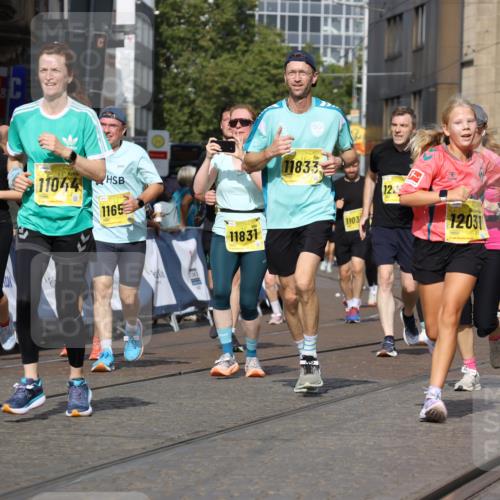 13.09.2026 - 21. swb-Marathon Bremen Strokosch-Dieckow http://msf.ph/oto/10386621 13.09.2026 11:08:08 Ziel 10580, 10595, 10660, 10661, 10674, 10830, 10871, 10935, 10937, 11037, 11223, 11515, 11643, 11924, 11934, 12024, 12097, 12194, 12307, 12509, 12511, 12512, 10135, 10188, 10793, 10851, 11032, 11263, 11509, 12315, 12325 meine-sportfotos.de