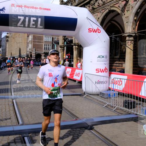13.09.2026 - 21. swb-Marathon Bremen Tim E. http://msf.ph/oto/10386933 13.09.2026 13:26:37 Ziel 1649, 2434, 2658, 3603, 3983, 4723, 4724, 5747, 5854, 5906, 5934, 5992, 6230, 6639, 7626, 8817, 13195 meine-sportfotos.de