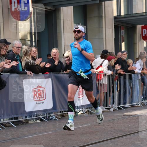 13.09.2026 - 21. swb-Marathon Bremen Strokosch-Dieckow http://msf.ph/oto/10386934 13.09.2026 12:54:47 Ziel 3744, 13085, 1020 meine-sportfotos.de