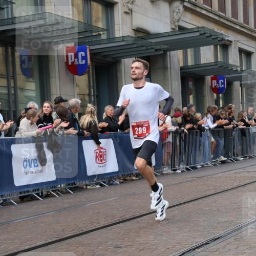 13.09.2026 - 21. swb-Marathon Bremen Strokosch-Dieckow http://msf.ph/oto/10387227 13.09.2026 12:55:45 Ziel 250, 1583, 2072, 5163, 6630, 10034, 13080, 299, 1724, 2072, 4381, 5163, 9630, 10034 meine-sportfotos.de