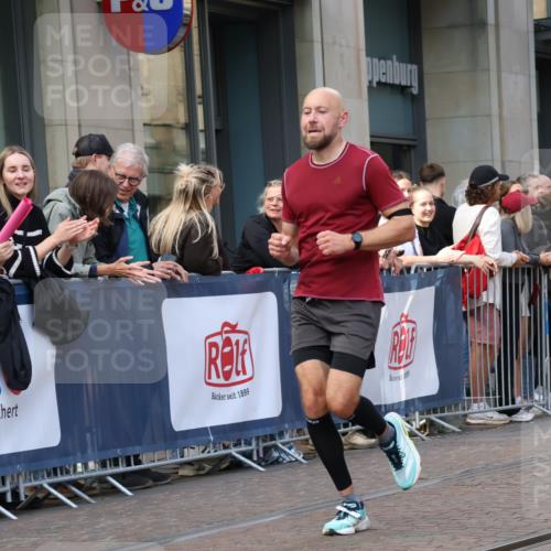 13.09.2026 - 21. swb-Marathon Bremen Strokosch-Dieckow http://msf.ph/oto/10387438 13.09.2026 12:56:06 Ziel 250, 1212, 4936, 13224, 1583, 2072, 5163, 6630, 10034, 13080 meine-sportfotos.de