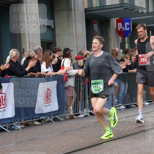 13.09.2026 - 21. swb-Marathon Bremen Strokosch-Dieckow http://msf.ph/oto/10387485 13.09.2026 12:56:19 Ziel 901, 1212, 1288, 4936, 13224, 250, 6630 meine-sportfotos.de
