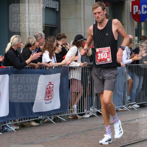 13.09.2026 - 21. swb-Marathon Bremen Strokosch-Dieckow http://msf.ph/oto/10387498 13.09.2026 12:56:20 Ziel 901, 1212, 1288, 4936, 13224, 250, 6630 meine-sportfotos.de