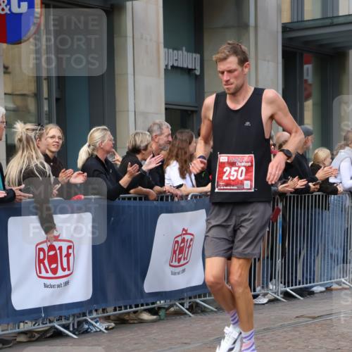13.09.2026 - 21. swb-Marathon Bremen Strokosch-Dieckow http://msf.ph/oto/10387506 13.09.2026 12:56:20 Ziel 901, 1212, 1288, 4936, 13224, 250, 6630 meine-sportfotos.de