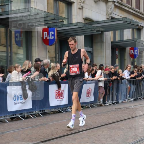 13.09.2026 - 21. swb-Marathon Bremen Strokosch-Dieckow http://msf.ph/oto/10387515 13.09.2026 12:56:21 Ziel 901, 1212, 1288, 4936, 13224, 250, 6630 meine-sportfotos.de