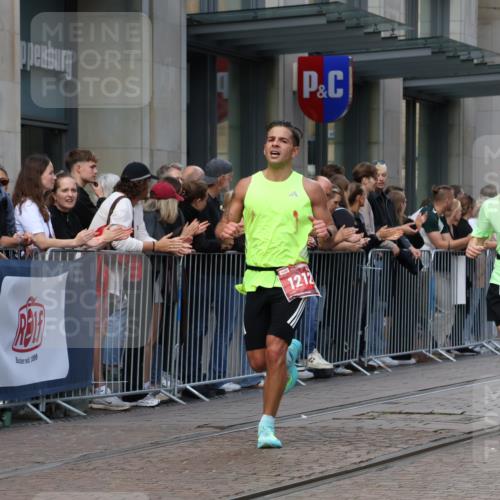 13.09.2026 - 21. swb-Marathon Bremen Strokosch-Dieckow http://msf.ph/oto/10387576 13.09.2026 12:56:40 Ziel 365, 573, 6201, 7118, 7671, 901, 1212, 1288, 4936, 13224 meine-sportfotos.de
