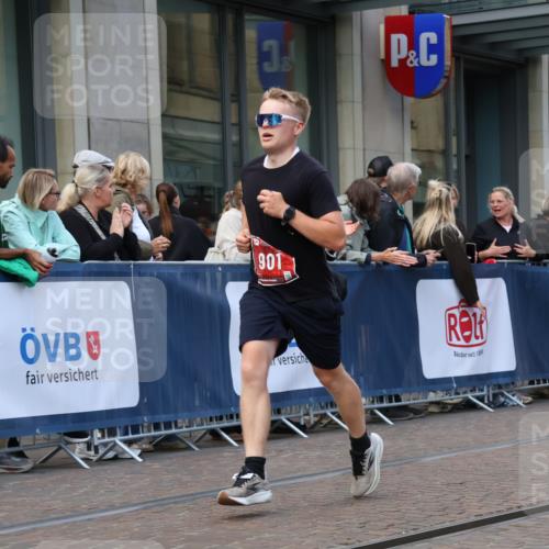 13.09.2026 - 21. swb-Marathon Bremen Strokosch-Dieckow http://msf.ph/oto/10387738 13.09.2026 12:56:55 Ziel 365, 573, 850, 1875, 3368, 5912, 573, 901, 1288, 4936, 6201, 7118, 7671 meine-sportfotos.de