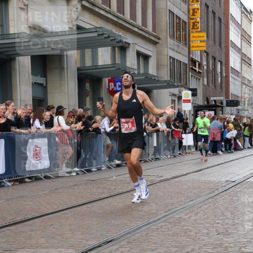 13.09.2026 - 21. swb-Marathon Bremen Strokosch-Dieckow http://msf.ph/oto/10388124 13.09.2026 12:57:44 Ziel 1323, 2073, 2099, 9065, 919, 1875, 2986, 4795, 6264 meine-sportfotos.de