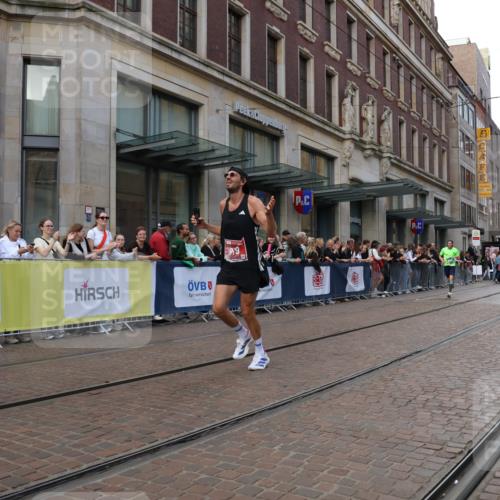 13.09.2026 - 21. swb-Marathon Bremen Strokosch-Dieckow http://msf.ph/oto/10388172 13.09.2026 12:57:46 Ziel 1323, 1604, 1717, 2073, 2099, 9065, 919, 2986, 4795, 6264 meine-sportfotos.de