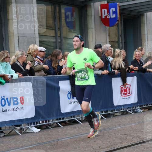 13.09.2026 - 21. swb-Marathon Bremen Strokosch-Dieckow http://msf.ph/oto/10388183 13.09.2026 12:57:49 Ziel 1323, 1379, 1604, 1717, 2073, 2099, 9065, 919, 4795 meine-sportfotos.de