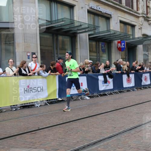 13.09.2026 - 21. swb-Marathon Bremen Strokosch-Dieckow http://msf.ph/oto/10388196 13.09.2026 12:57:49 Ziel 1323, 1379, 1604, 1717, 2073, 2099, 9065, 919, 4795 meine-sportfotos.de