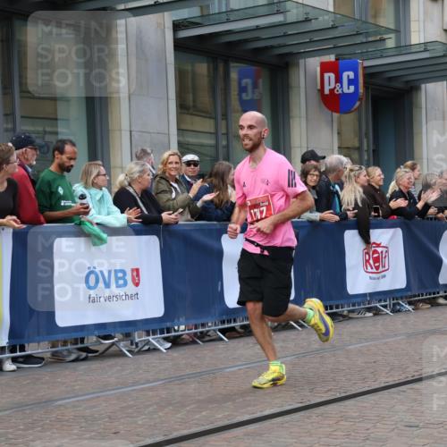 13.09.2026 - 21. swb-Marathon Bremen Strokosch-Dieckow http://msf.ph/oto/10388468 13.09.2026 12:58:28 Ziel 346, 1576, 2049, 3624, 4847, 5672, 6929, 8065, 1379, 1472, 1604, 1717, 2073, 6198, 8311, 8394 meine-sportfotos.de