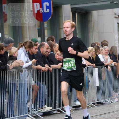 13.09.2026 - 21. swb-Marathon Bremen Strokosch-Dieckow http://msf.ph/oto/10388612 13.09.2026 12:58:40 Ziel 1118, 1576, 3584, 3624, 3688, 4399, 4847, 6929, 6991, 8065, 8994, 9120, 9329, 346, 1472, 2049, 5672, 6198, 8311, 8394 meine-sportfotos.de