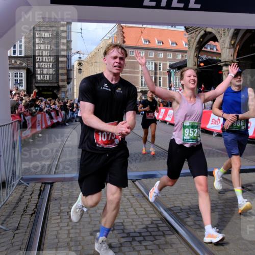 13.09.2026 - 21. swb-Marathon Bremen Tim E. http://msf.ph/oto/10388829 13.09.2026 13:30:34 Ziel 881, 1909, 1938, 2265, 2364, 2900, 4763, 5615, 6225, 6942, 6992, 6994, 7184, 7609, 7821, 7932, 7966, 8090, 8105, 8115, 8169, 8314, 8441, 8494, 9015, 9412, 9529 meine-sportfotos.de