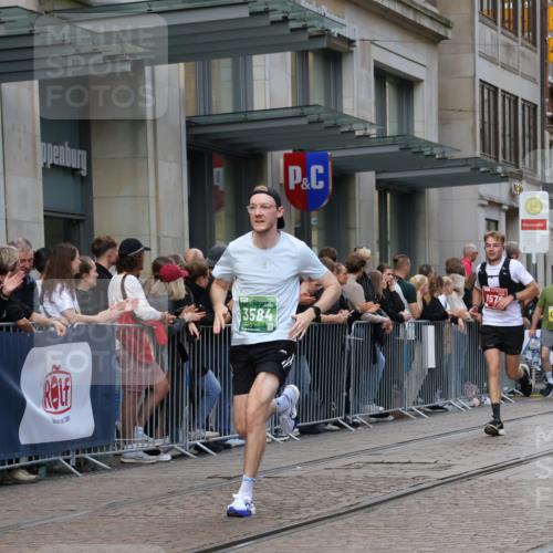 13.09.2026 - 21. swb-Marathon Bremen Strokosch-Dieckow http://msf.ph/oto/10388867 13.09.2026 12:58:59 Ziel 658, 1248, 1508, 1751, 1800, 1993, 2651, 3584, 3688, 4096, 4399, 6991, 8383, 9533, 1118, 1576, 2049, 3624, 4399, 4847, 6929, 8065, 8994, 9120, 9329 meine-sportfotos.de