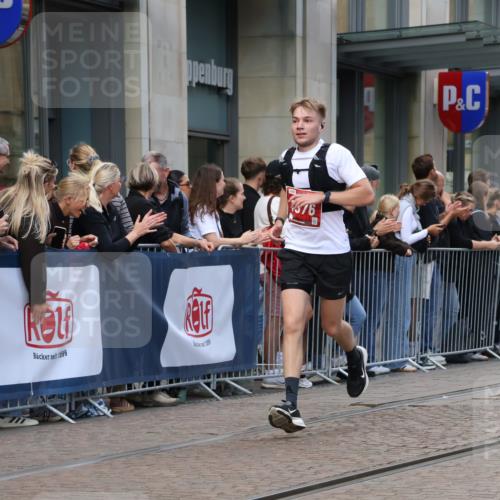 13.09.2026 - 21. swb-Marathon Bremen Strokosch-Dieckow http://msf.ph/oto/10388907 13.09.2026 12:59:01 Ziel 658, 1248, 1508, 1751, 1800, 1993, 2651, 3251, 3584, 3688, 4096, 6991, 8383, 9533, 1118, 1576, 3624, 3688, 4399, 4847, 6929, 8065, 8994, 9120, 9329 meine-sportfotos.de