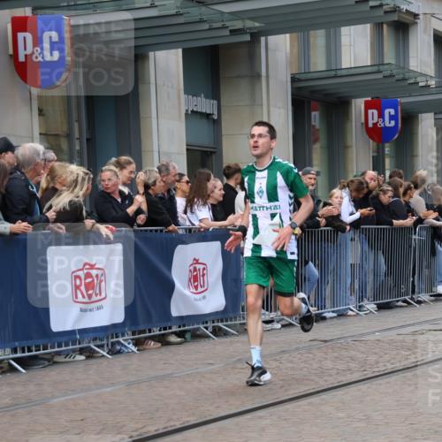 13.09.2026 - 21. swb-Marathon Bremen Strokosch-Dieckow http://msf.ph/oto/10388971 13.09.2026 12:59:06 Ziel 466, 658, 862, 1248, 1508, 1751, 1800, 1993, 2651, 3251, 4096, 5316, 8383, 9533, 1118, 1576, 3584, 3624, 3688, 4399, 4847, 6929, 6991, 8065, 8994, 9120, 9329 meine-sportfotos.de