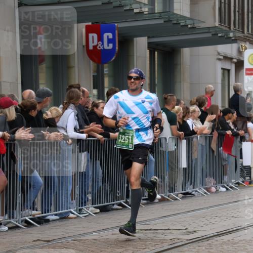13.09.2026 - 21. swb-Marathon Bremen Strokosch-Dieckow http://msf.ph/oto/10389059 13.09.2026 12:59:16 Ziel 126, 277, 466, 862, 1248, 1800, 1852, 3251, 4964, 5316, 5828, 6557, 658, 1118, 1248, 1508, 1751, 1993, 2651, 3584, 3688, 4096, 4399, 4847, 6991, 8383, 8994, 9120, 9329, 9533 meine-sportfotos.de