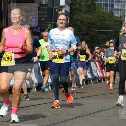 13.09.2026 - 21. swb-Marathon Bremen Strokosch-Dieckow http://msf.ph/oto/10389071 13.09.2026 11:10:30 Ziel 10299, 10362, 10751, 10963, 11382, 11725, 11732, 11933, 12117, 12207, 12293, 10247, 10422, 10768, 11047, 11283, 11298, 11300, 11309, 11327, 11583, 11736, 11846, 12183 meine-sportfotos.de