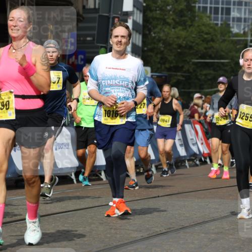 13.09.2026 - 21. swb-Marathon Bremen Strokosch-Dieckow http://msf.ph/oto/10389080 13.09.2026 11:10:30 Ziel 10299, 10362, 10751, 10963, 11382, 11725, 11732, 11933, 12117, 12207, 12293, 10247, 10422, 10768, 11047, 11283, 11298, 11300, 11309, 11327, 11583, 11736, 11846, 12183 meine-sportfotos.de