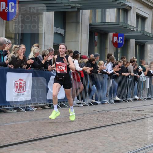 13.09.2026 - 21. swb-Marathon Bremen Strokosch-Dieckow http://msf.ph/oto/10389099 13.09.2026 12:59:23 Ziel 126, 277, 466, 807, 862, 1320, 1485, 1852, 3251, 4964, 5316, 5828, 6557, 8850, 658, 1248, 1508, 1751, 1800, 1993, 2651, 3584, 3688, 4096, 4399, 6991, 8383, 9533 meine-sportfotos.de