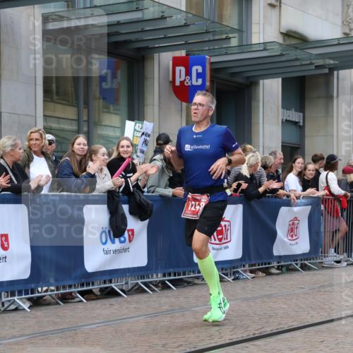 13.09.2026 - 21. swb-Marathon Bremen Strokosch-Dieckow http://msf.ph/oto/10389187 13.09.2026 12:59:32 Ziel 126, 277, 735, 807, 1320, 1485, 1852, 4964, 5828, 6557, 8850, 9153, 466, 658, 862, 1248, 1508, 1751, 1800, 1993, 2651, 3251, 4096, 5316, 8383, 9533 meine-sportfotos.de