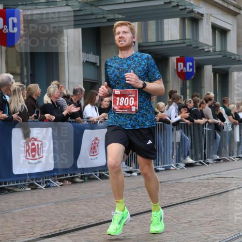 13.09.2026 - 21. swb-Marathon Bremen Strokosch-Dieckow http://msf.ph/oto/10389206 13.09.2026 12:59:34 Ziel 126, 277, 603, 735, 807, 1320, 1485, 1852, 1930, 6557, 8850, 9153, 466, 658, 862, 1248, 1751, 1800, 1993, 2651, 3251, 4096, 4964, 5316, 5828, 8383, 9533 meine-sportfotos.de