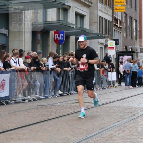 13.09.2026 - 21. swb-Marathon Bremen Strokosch-Dieckow http://msf.ph/oto/10389284 13.09.2026 12:59:44 Ziel 603, 735, 807, 912, 1320, 1571, 1758, 1911, 1930, 7170, 8689, 8850, 9153, 126, 277, 466, 862, 1485, 1852, 3251, 4964, 5316, 5828, 6557 meine-sportfotos.de