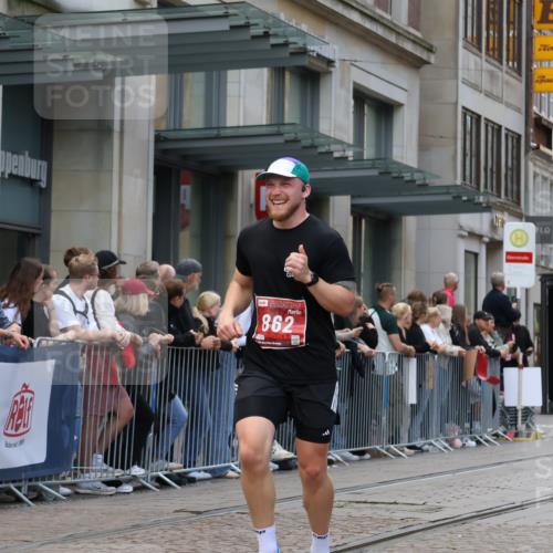 13.09.2026 - 21. swb-Marathon Bremen Strokosch-Dieckow http://msf.ph/oto/10389289 13.09.2026 12:59:44 Ziel 603, 735, 807, 912, 1320, 1571, 1758, 1911, 1930, 7170, 8689, 8850, 9153, 126, 277, 466, 862, 1485, 1852, 3251, 4964, 5316, 5828, 6557 meine-sportfotos.de