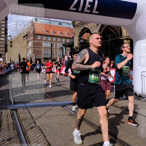 13.09.2026 - 21. swb-Marathon Bremen Tim E. http://msf.ph/oto/10389345 13.09.2026 13:31:48 Ziel 310, 922, 1600, 1627, 2602, 2707, 3152, 3343, 3392, 3579, 3858, 3859, 4258, 4273, 4692, 4889, 5375, 5426, 5504, 5765, 5979, 6039, 6147, 6581, 6968, 6971, 7001, 7032, 7608, 7941, 8042, 8205, 8239, 8339, 8364, 8495, 8522, 9155, 9293, 9903, 13066 meine-sportfotos.de