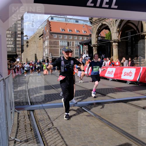 13.09.2026 - 21. swb-Marathon Bremen Tim E. http://msf.ph/oto/10389367 13.09.2026 13:31:51 Ziel 310, 922, 1600, 1627, 2602, 2707, 3152, 3343, 3392, 3579, 3858, 3859, 4164, 4258, 4273, 4692, 4889, 5375, 5426, 5504, 5979, 6039, 6062, 6100, 6147, 6193, 6581, 6602, 6968, 6971, 7001, 7032, 7608, 7941, 8042, 8205, 8206, 8239, 8339, 8364, 8495, 8522, 9155, 9293, 9568, 9903 meine-sportfotos.de