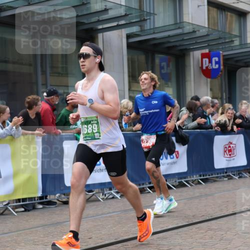 13.09.2026 - 21. swb-Marathon Bremen Strokosch-Dieckow http://msf.ph/oto/10389377 13.09.2026 12:59:59 Ziel 671, 912, 1571, 1758, 1911, 1930, 2683, 5776, 7015, 7170, 8689, 126, 277, 603, 735, 807, 1320, 1485, 1852, 1930, 6557, 8850, 9153 meine-sportfotos.de