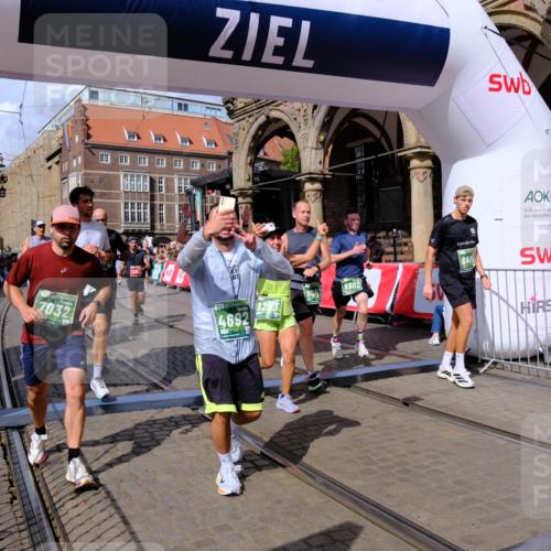 13.09.2026 - 21. swb-Marathon Bremen Tim E. http://msf.ph/oto/10389432 13.09.2026 13:31:56 Ziel 310, 922, 1600, 3115, 3239, 3244, 3278, 3579, 3858, 3859, 3989, 4164, 4258, 4273, 4692, 4889, 4998, 5158, 5363, 5426, 5899, 6039, 6062, 6100, 6193, 6213, 6354, 6581, 6602, 6971, 7032, 7260, 7608, 7941, 7964, 8042, 8078, 8166, 8205, 8206, 8239, 8364, 8495, 8522, 9033, 9155, 9293, 9568, 9903, 9914, 13151 meine-sportfotos.de