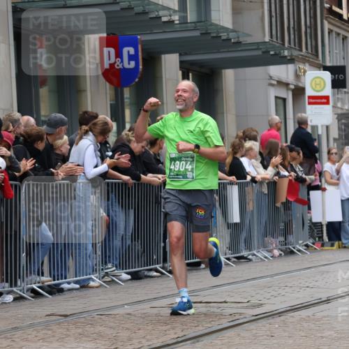 13.09.2026 - 21. swb-Marathon Bremen Strokosch-Dieckow http://msf.ph/oto/10389585 13.09.2026 13:00:22 Ziel 371, 453, 1136, 1550, 1754, 2141, 4904, 8749, 9849, 603, 671, 735, 912, 1571, 1758, 1911, 1930, 2683, 5776, 7015, 7170, 8689 meine-sportfotos.de
