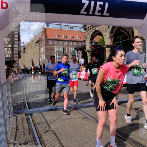 13.09.2026 - 21. swb-Marathon Bremen Tim E. http://msf.ph/oto/10389740 13.09.2026 13:32:50 Ziel 1437, 1687, 2292, 2293, 2611, 2910, 2992, 3354, 3402, 3429, 3441, 3878, 3895, 4263, 4323, 4380, 4471, 4835, 4862, 5281, 5398, 6518, 6583, 6593, 6760, 6781, 6900, 7173, 7466, 7758, 7990, 8344, 8957, 9040, 9151, 9175, 9719, 9779, 13208, 13244 meine-sportfotos.de