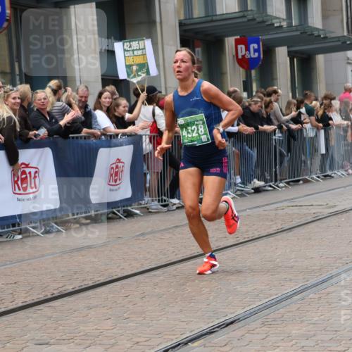 13.09.2026 - 21. swb-Marathon Bremen Strokosch-Dieckow http://msf.ph/oto/10389858 13.09.2026 13:01:04 Ziel 1411, 1619, 3019, 4118, 4328, 5996, 13063, 1619, 5663, 6359, 8749, 9849 meine-sportfotos.de